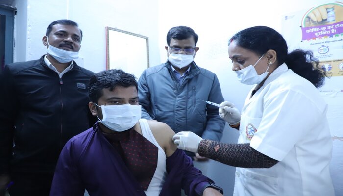 जौनपुर: DM ने लगवाया कोरोना का टीका, कहा- पूरी तरह है सुरक्षित