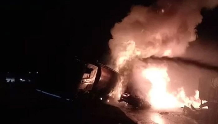 जिंदा जले दो लोग: राजस्थान में ट्रक-टैंकर  में भिड़ंत, लगी भीषण आग