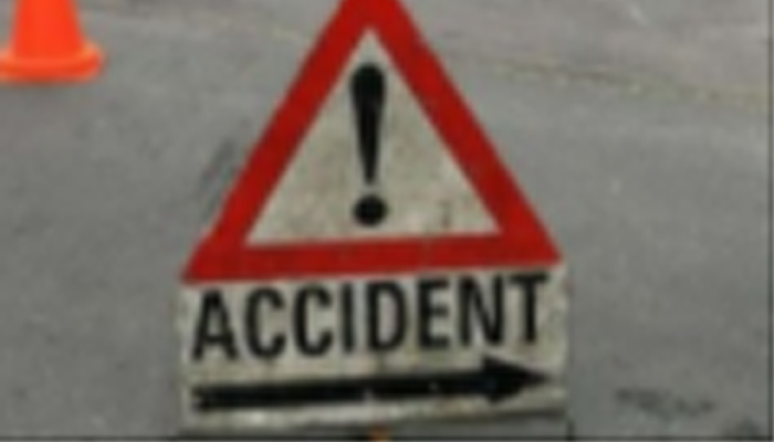 एटा सड़क हादसा: डिवाइडर से टकराई कार, चार लोग गंभीर रूप से घायल