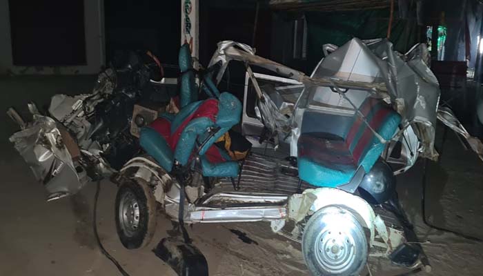 यूपी में दर्दनाक हादसा: ट्रक और कार की जोरदार भिड़ंत, 4 मौतों से दहला मथुरा