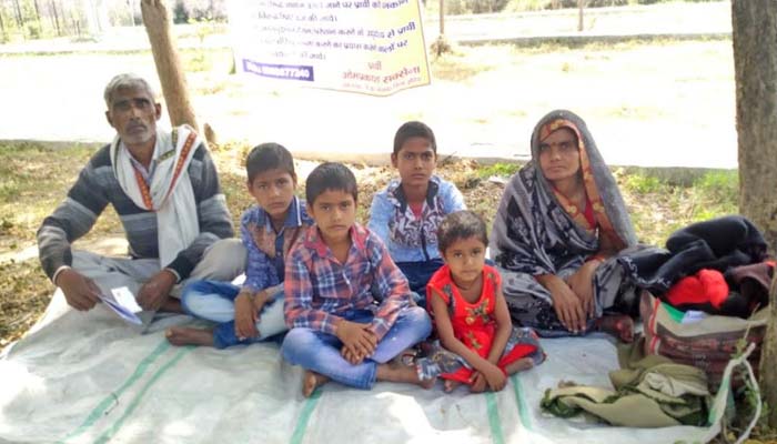 आमरण अनशन पर बैठा पूरा परिवार, औरैया में आवास न मिलने पर हुआ खफा