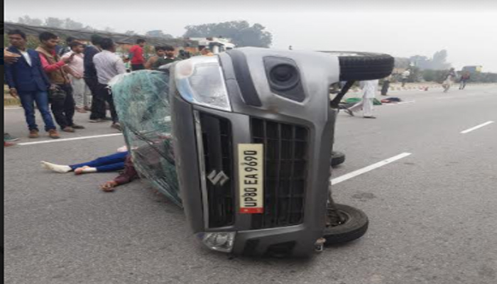 औरैया में ट्रक से टकराकर पलटी कार, एक ही परिवार के 4 लोगों की मौत