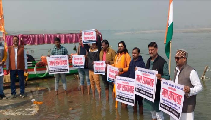 अयोध्या जल सत्याग्रह: सड़क चौड़ीकरण के विरोध में उतरे व्यापारी