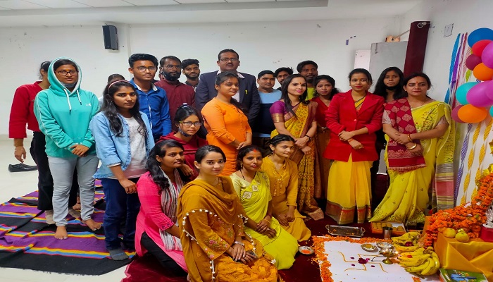 अयोध्या: बसंत पंचमी पर RMLAU में छात्रों ने किया सरस्वती पूजा का आयोजन