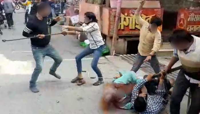 तड़ातड़ चले लाठी-डंडे: हिंसा में एक दर्जन लोग घायल, वीडियो देख हिल जाएंगे आप