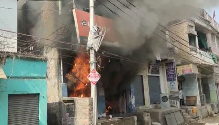 भदोही: इलेक्ट्रॉनिक्स की दुकान में लगी भीषण आग, लाखों का नुकसान