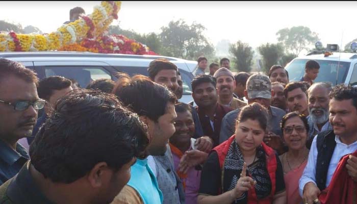 कानपुर जा रही थीं प्रदेश महामंत्री, रास्ते में भाजपाइयों ने किया जोरदार स्वागत