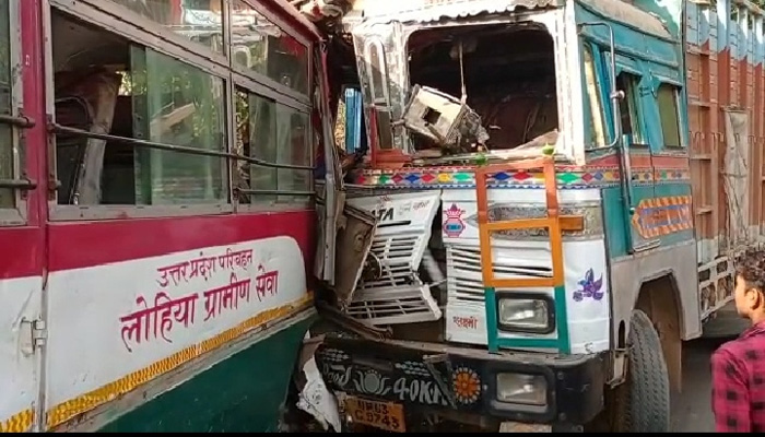 बस-ट्रक में भीषण टक्कर: चालक सहित 17 यात्री हुए घायल, हादसे से हिला मीरजापुर
