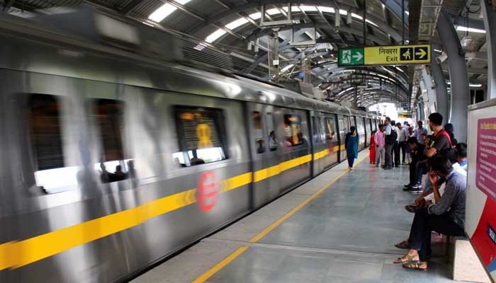 कोरोना वायरस: दिल्ली मेट्रो व बसों पर बड़ा फैसला, इतने ही यात्री कर सकेंगे सफर
