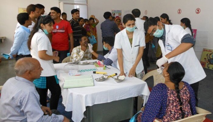 मऊ में स्वास्थ्य मेला: बुजुर्गों का मुफ्त इलाज, घर के पास मिल रही सुविधा