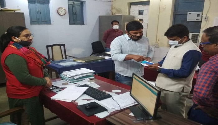 जौनपुर बिजली विभाग: DM ने किया निरीक्षण, अनुपस्थिति कर्मचारियों के कटेंगे वेतन