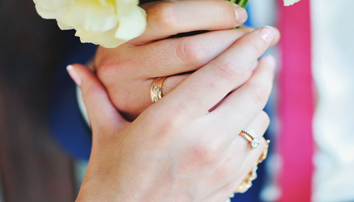 अनामिका उंगली में ही हमेशा क्यों पहनाई जाती है सगाई की अंगूठी