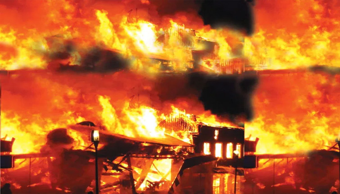 दिल्ली में भीषण आग: कपड़ा फैक्ट्री से निकली लाश, मौके पर 28 दमकल की गाड़ियां
