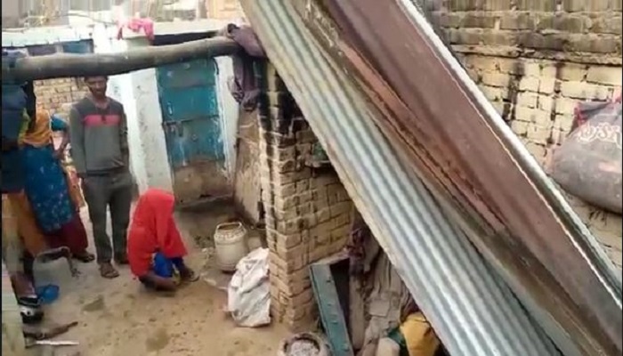 फिरोजाबाद में पीएम आवास योजना के नाम पर धोखाधड़ी, घर से बेघर हुआ दिव्यांग