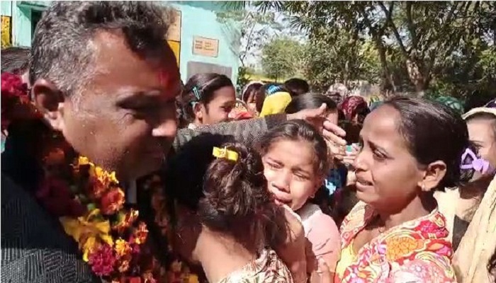 फूट-फूट कर रोया गांव: हमीरपुर में अध्यापक की अजब-गजब विदाई, देखें वीडियो