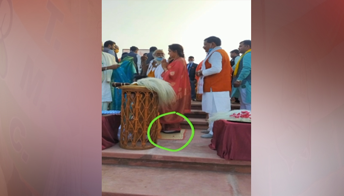मथुरा: हेमा मालिनी ने की चप्पल पहनकर पूजा और आरती, तस्वीरें हुईं वायरल