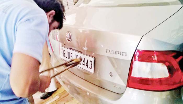 गोरखपुर: हाई सिक्योरिटी नंबर प्लेट में लापरवाही, 10 लाख वाहनों को देना होगा जुर्माना