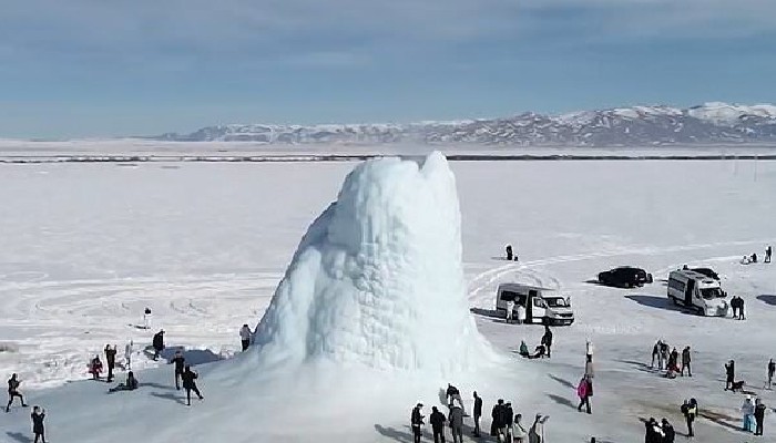incredible-45-foot-tall-ice-volcano-stands-in-kazakhstan-stuns-people