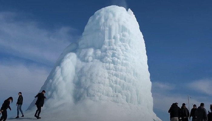 सबसे ठंडा ज्वालामुखी: आग नहीं उगलता है बर्फ, जम जाता है खौलता पानी भी