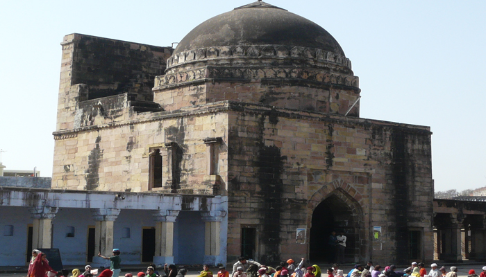पहचान बदलकर मस्जिद के लिए वसूल रहा था चंदा, लोगों ने मुंडवाया सिर