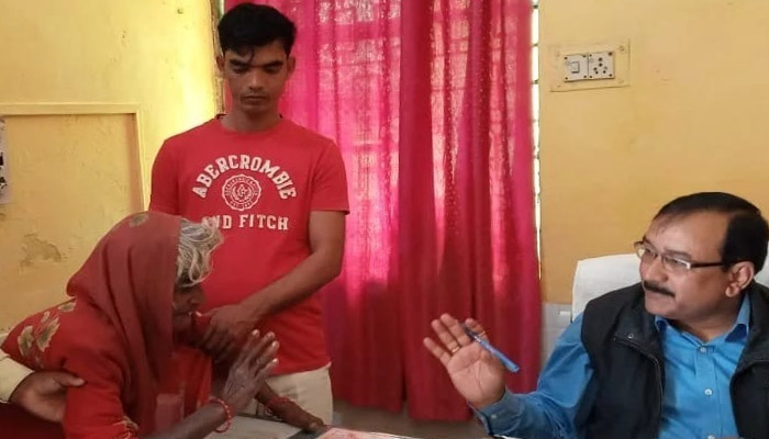 जौनपुर का कपूत बेटाः मां का किया ऐसा हाल, एसडीएम को लेना पड़ा सख्त एक्शन