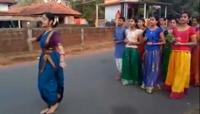 कर्नाटक में आज भी जिंदा है पुरानी परंपरा, तेजी से वायरल हुआ ये वीडियो