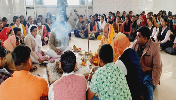 कुशीनगर: विद्यावती देवी महाविद्यालय में हर्षोल्लास के साथ मनाई गई वसंत पंचमी