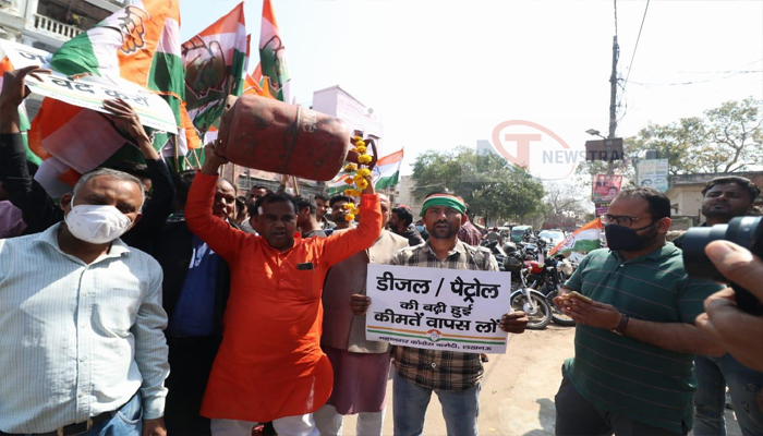 बढ़ती मंगाई को लेकर कांग्रेस कार्यकर्ताओं ने लखनऊ में किया प्रदर्शन