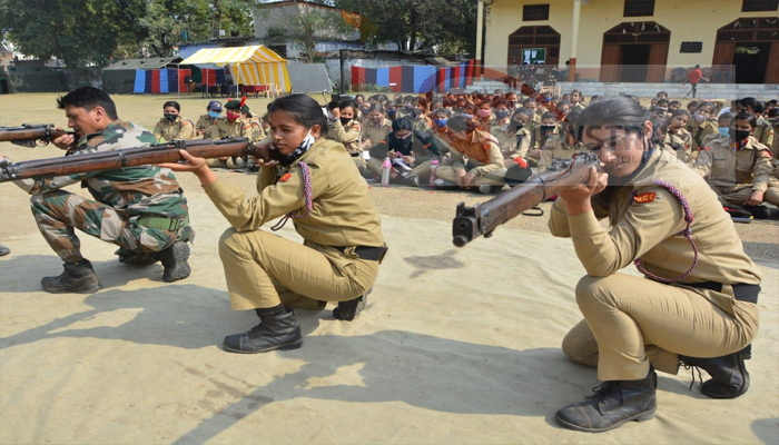 लखनऊ: उत्तर प्रदेश मुख्यालय में फायरिंग पोजीशन का प्रशिक्षण लेती गर्ल्स कैडेट्स