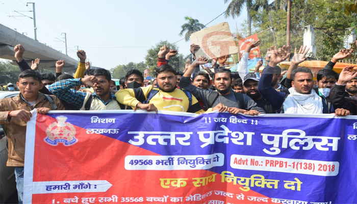 लखनऊ: पुलिस अभ्यर्थियों ने नियुक्ति की माँग को लेकर रेलवे स्टेशन पर किया प्रदर्शन