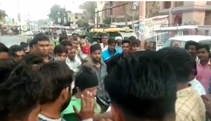 सिपाही पर हमलाः मथुरा पुलिस से अभद्रता, महिला की दबंगई का वीडियो वायरल