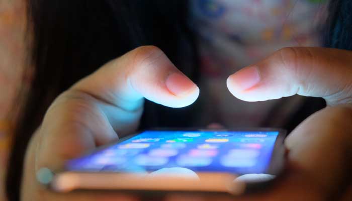 बजट में बड़ा ऐलान: अब ग्राहकों को तगड़ा झटका, मोबाइल फोन होंगे महंगे