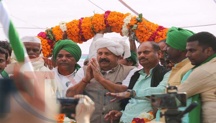 किसान महापंचायत: भारतीय किसान यूनियन के राष्ट्रीय अध्यक्ष नरेश टिकैत हुए शामिल, देखें तस्वीरें