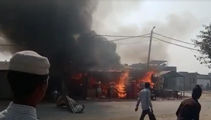 शामली में भयानक आग का कहर: चार खोखे जलकर राख, लाखों का नुकसान
