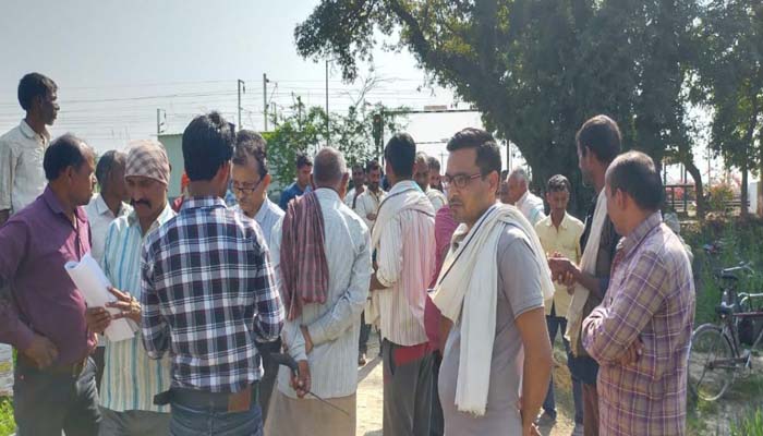औरैया: रेलवे क्रॉसिंग पर एक तरफा ओबरब्रिज का निर्माण, किसानों ने किया विरोध