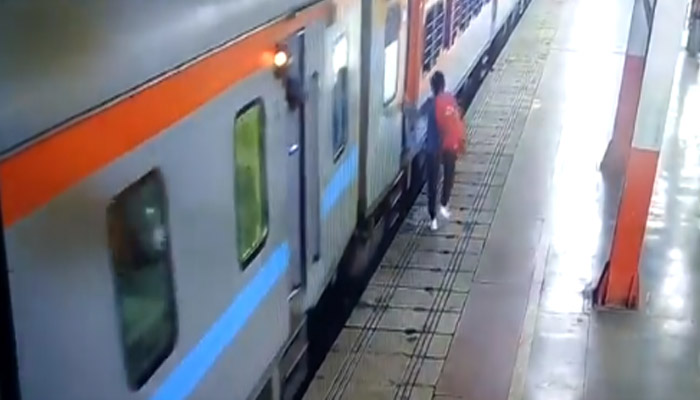 टला बड़ा हादसा : चलती ट्रेन में चढ़ रही थी लड़की, तभी हुआ कुछ ऐसा, देखें Video