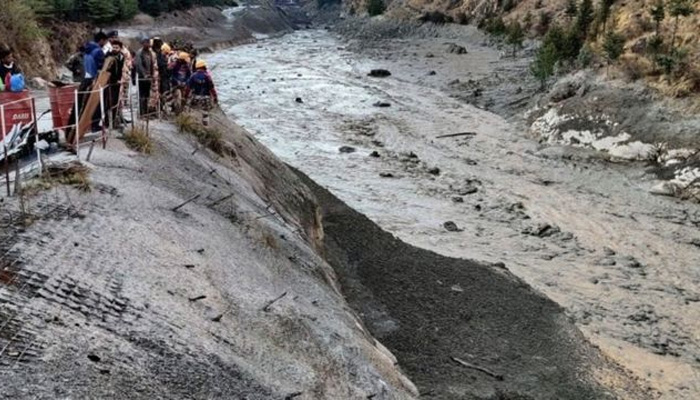 ऐसा भयानक मंजर: उत्तराखंड तबाही से सदमे में लोग, कीचड़ से निकल रही लाशें