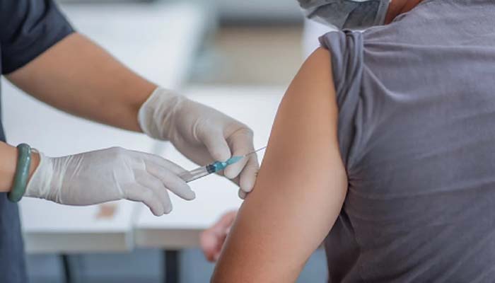 मऊ में वैक्सीनेशनः फ्रंट लाइन वर्कर्स में दिखी उत्सुकता, इतने लोगों को लगा टीका