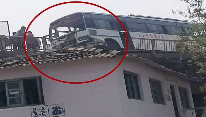 हवा में लटकी बसः थमी रही यात्रियों की सांसें, रेलवे ओवरब्रिज पर दिखा ऐसा मंजर