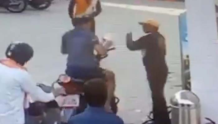खुलेआम गुंडई: मोहसिन रजा के PSO का दिखा ये अवतार, वायरल हुआ वीडियो