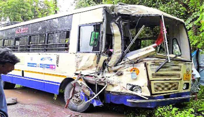 अलीगढ़ में भीषण हादसा: दो बसों की टक्कर में 4 लोगों की मौत, मची चीख पुकार