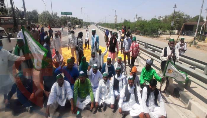 भारत बंद: भारतीय किसान यूनियन ने सुल्तानपुर रोड पर किया प्रदर्शन, देखें तस्वीरें