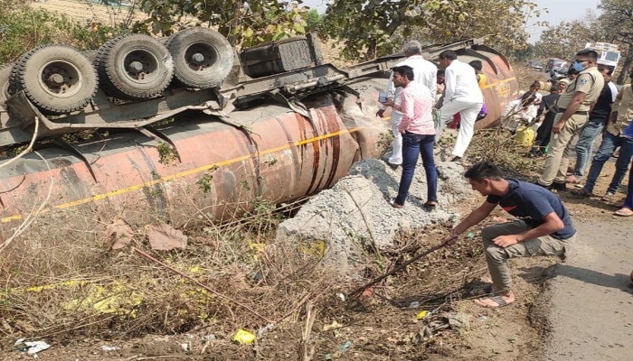 लूट ले गए तेलः फूड ऑयल से भरा टैंकर पलटा, बाल्टी-डब्बे लेकर पहुंचे लोग