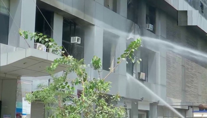 मुंबई: कोरोना अस्पताल में आग से तबाही, 10 लोगों की मौत, अभी तक जल रहा माॅल