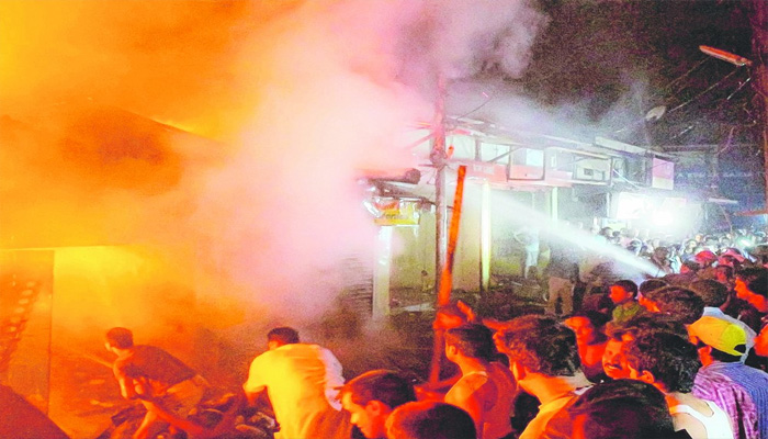 गैराज में लगी भीषण आग: जलकर खाक हो गए सभी वाहन, इलाके में मचा हड़कंप