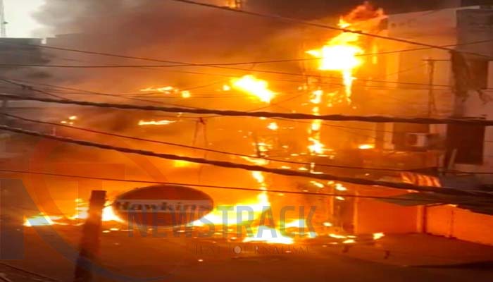 गडबड़ झाला मार्केट में भीषण आग, प्लास्टिक की तीन दुकानें जलकर ख़ाक, देखें तस्वीरें