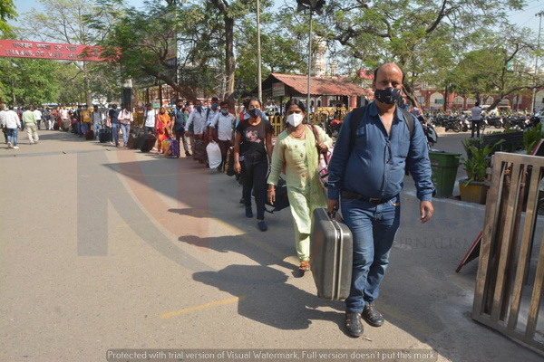 चारबाग़ रेलवे स्टेशन पर यात्रियों की लम्बी लाइन, उड़ी सोशल डिस्टेंसिंग की धज्जियां