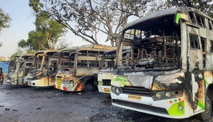 बस स्टैंड पर कोहरामः आग लपटों में घिर गया सबकुछ, जलकर राख हुईं 7 बसें