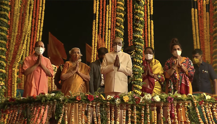 वाराणसी में दशाश्वमेघ घाट पर राष्ट्रपति रामनाथ कोविंद गंगा आरती में भाग लेते हुए