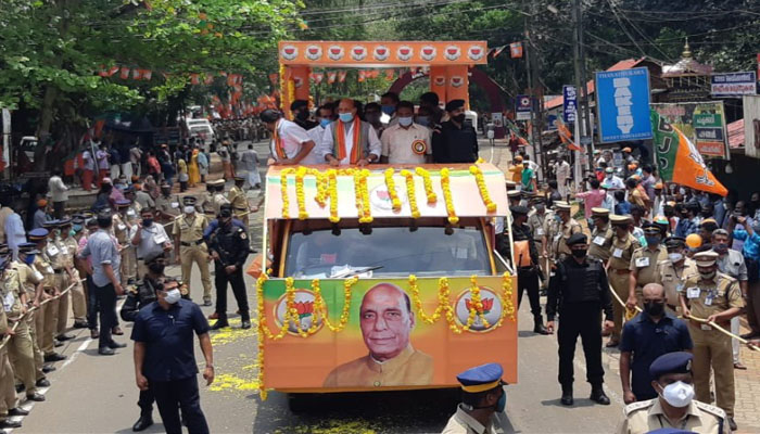 केरल चुनाव: राजनाथ सिंह ने किया रोड शो, कहा- LDF और UDF का वक्त खत्म